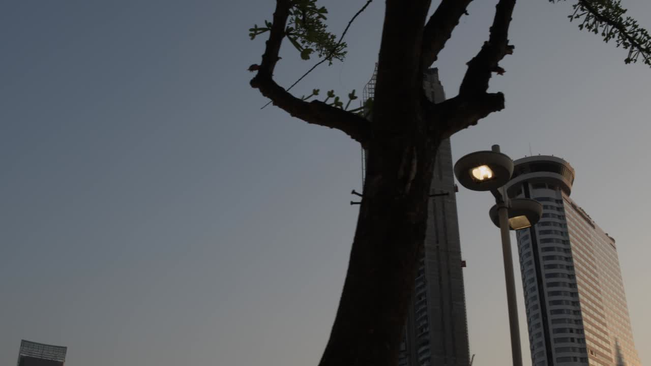 해가 지는 도시의 스카이 라인