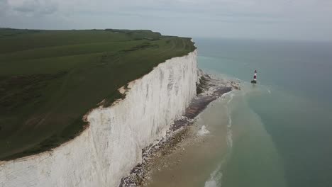 Faro-De-Cabeza-Playera-Y-Acantilados-De-Tiza-De-Siete-Hermanas-En-Inglaterra,-Vista-Aérea