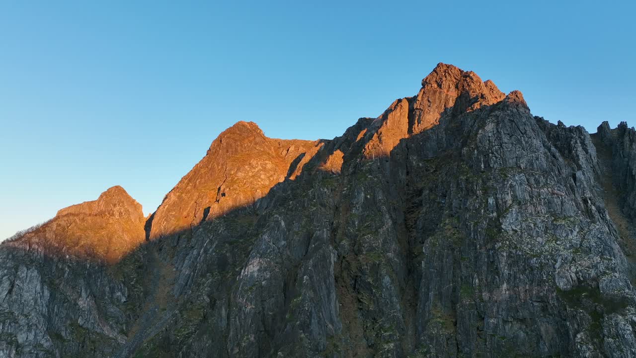 Riprese aeree di Andøya, Norvegia, con scogliere a picco, montagne e oceano durante l'ora d'oro. Perfetto per progetti cinematografici, di viaggio e naturalistici con paesaggi artici mozzafiato.
