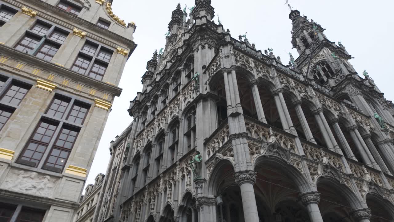 Fachada do Museu da Cidade de Bruxelas com arquitetura gótica intrincada na Grand Place