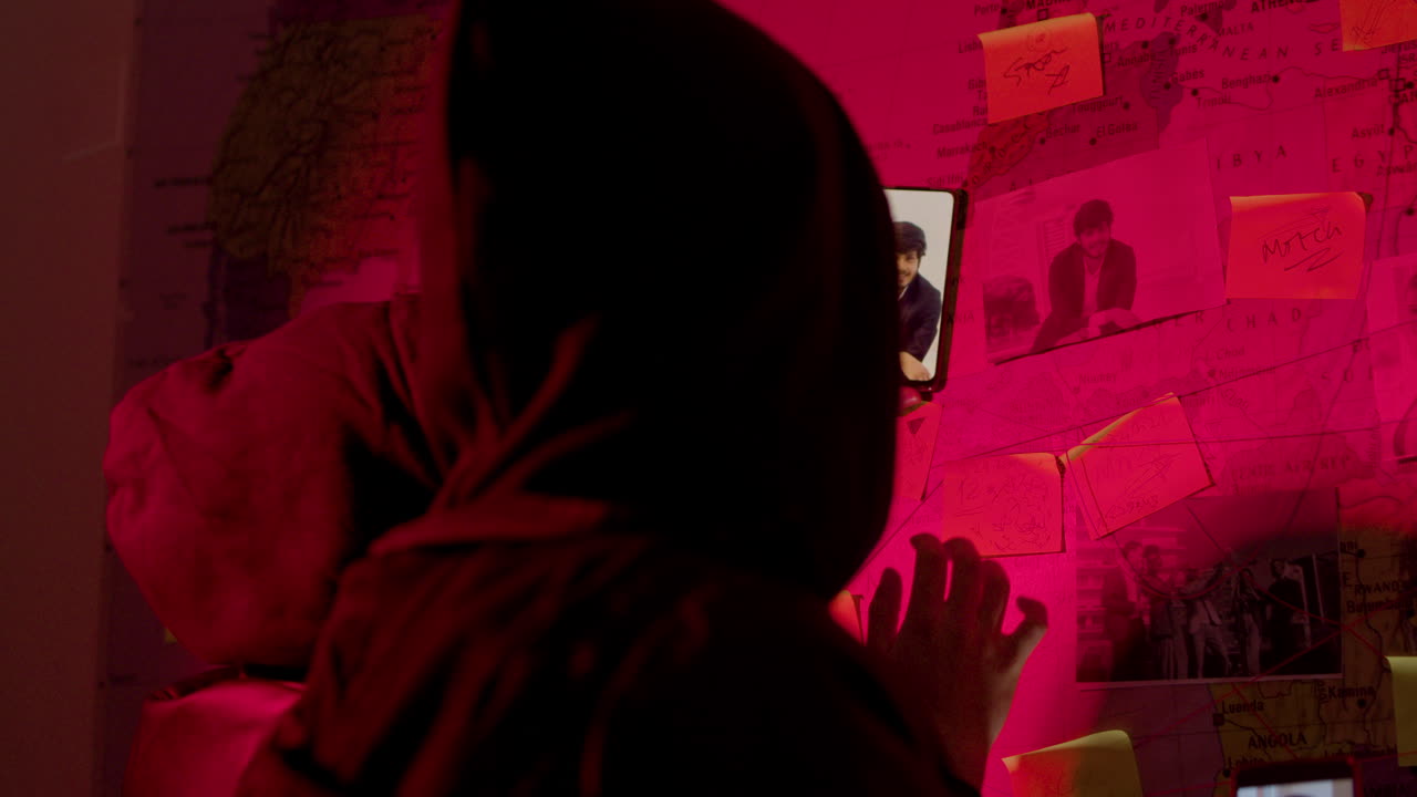 어두운 방에서 해커 공격을 계획하는 두 젊은이