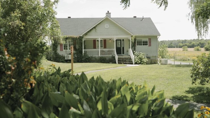 Magnifique jardin arrière d'une maison de ferme Airbnb au Strathmere Resort à Ottawa, Canada