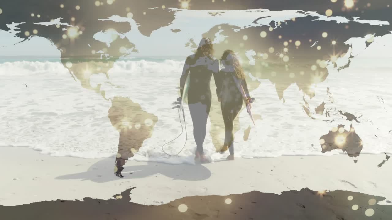 Pareja entrando al oleaje mientras entrelazan los brazos y revelan una superposición de mapa mundial para marketing de viajes.