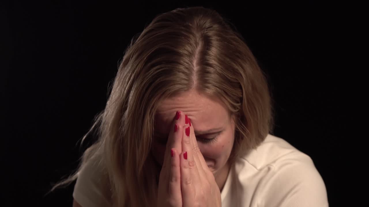 유럽의 금발 슬픈 소녀가 눈물을 흘립니다.