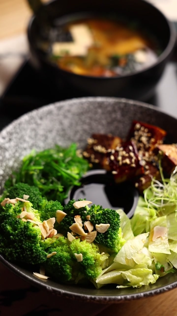 Ciotola Salutare in Stile Giapponese con Tofu e Verdure