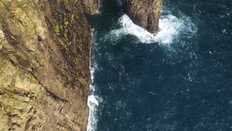 Imágenes-Lentas-De-Drones-De-Un-Acantilado-Muy-Empinado-En-La-Isla-De-Vagar-En-Las-Islas-Feroe.