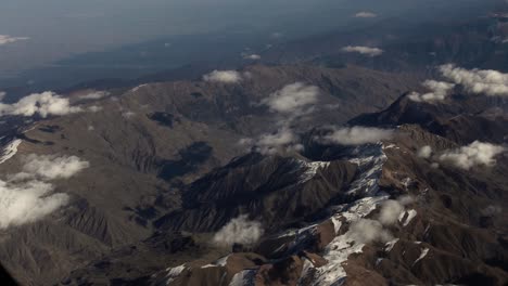 Luftaufnahme-Vom-Flugzeug-Der-Schneebedeckten-Iranischen-Berglandschaft-Im-Nahen-Osten