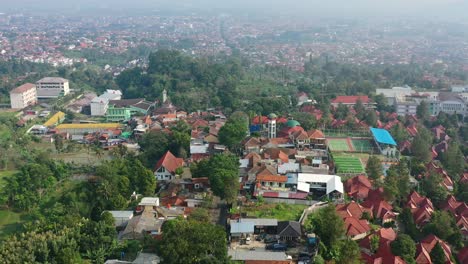 Amanecer-Brumoso-Horizonte-Matutino-Sobre-Casas-En-Bandung-Indonesia,-Antena