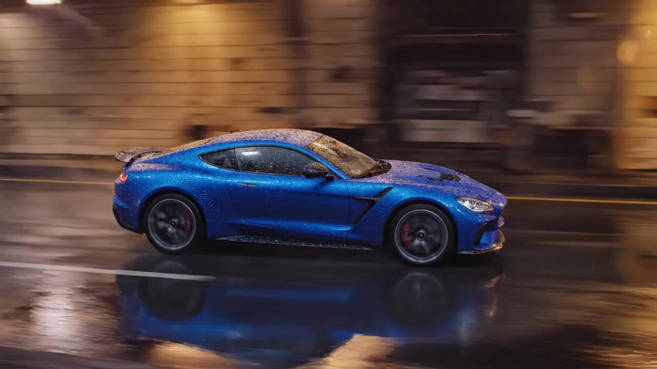 Dinamica auto sportiva blu sfreccia attraverso un tunnel piovoso, mettendo in risalto il design elegante e le superfici riflettenti sotto drammatici effetti di luce in un ambiente urbano.