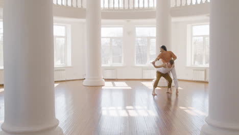 un par de bailarines contemporáneos masculinos bailando juntos en el estudio