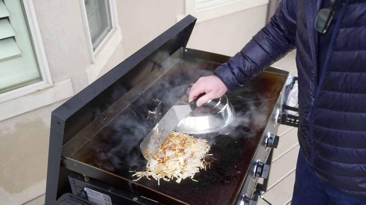 해쉬 브라운 오믈렛을 평평한 철판에 구운 후 플레이팅