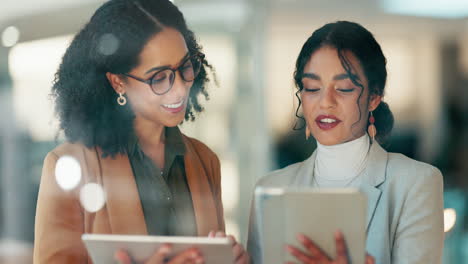 Geschäft,-Lächeln-Und-Frauen-Mit-Einem-Tablet