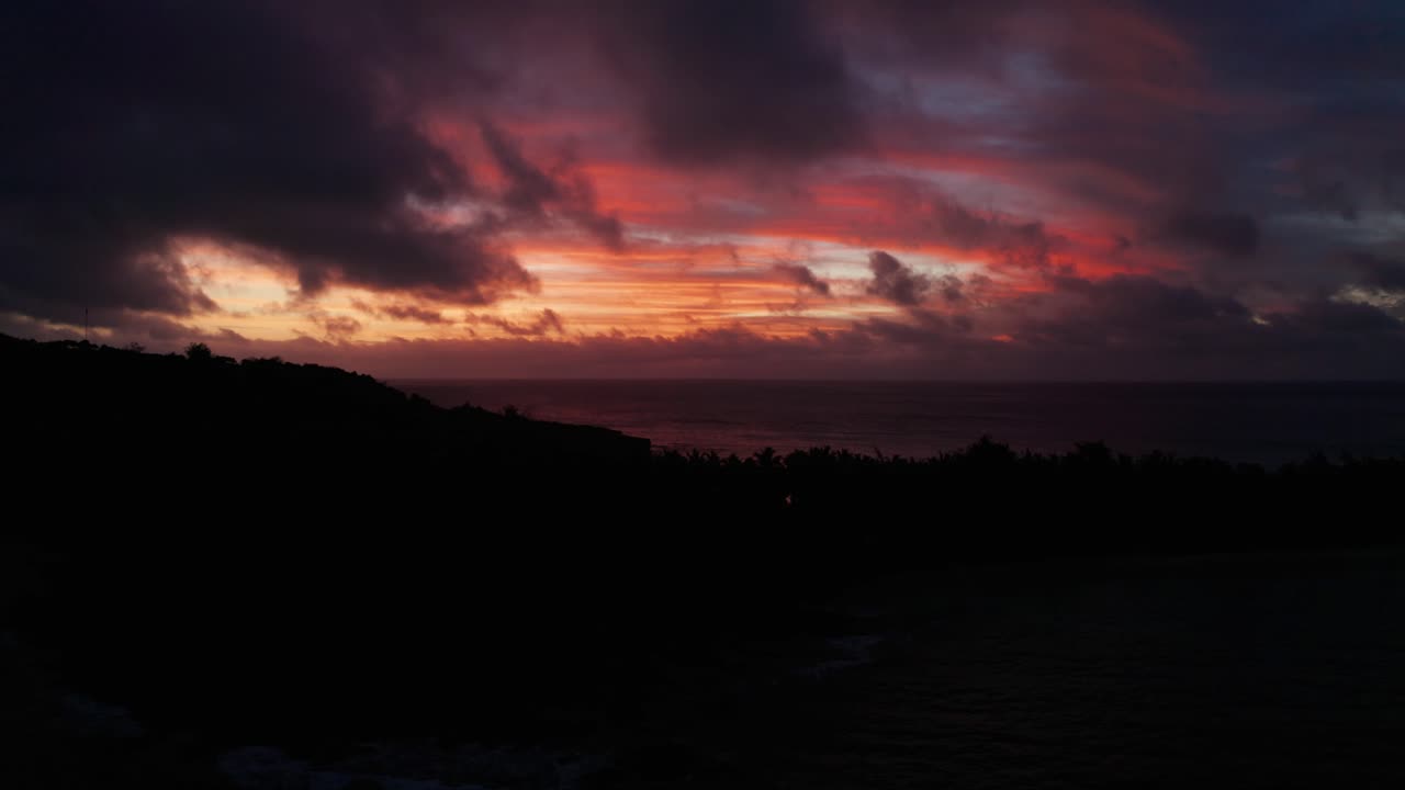 Der wunderschöne violette Himmel bei Sonnenuntergang über den Fidschi-Berginseln – Luftaufnahme.