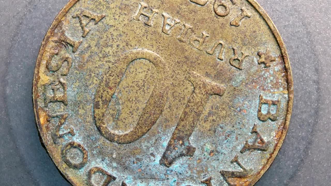 primer plano de monedas muy antiguas