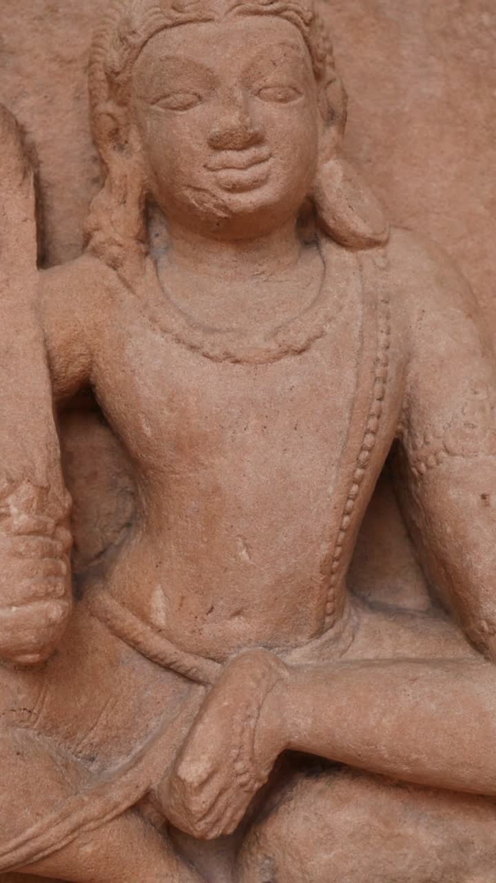 Vista dettagliata di una statua marrone seduta