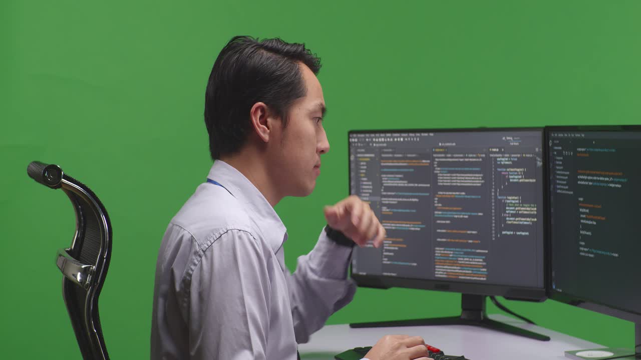 programador trabajando en código