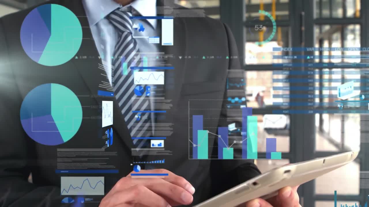 animación del procesamiento de datos financieros sobre empresario caucásico usando tableta en la oficina.
