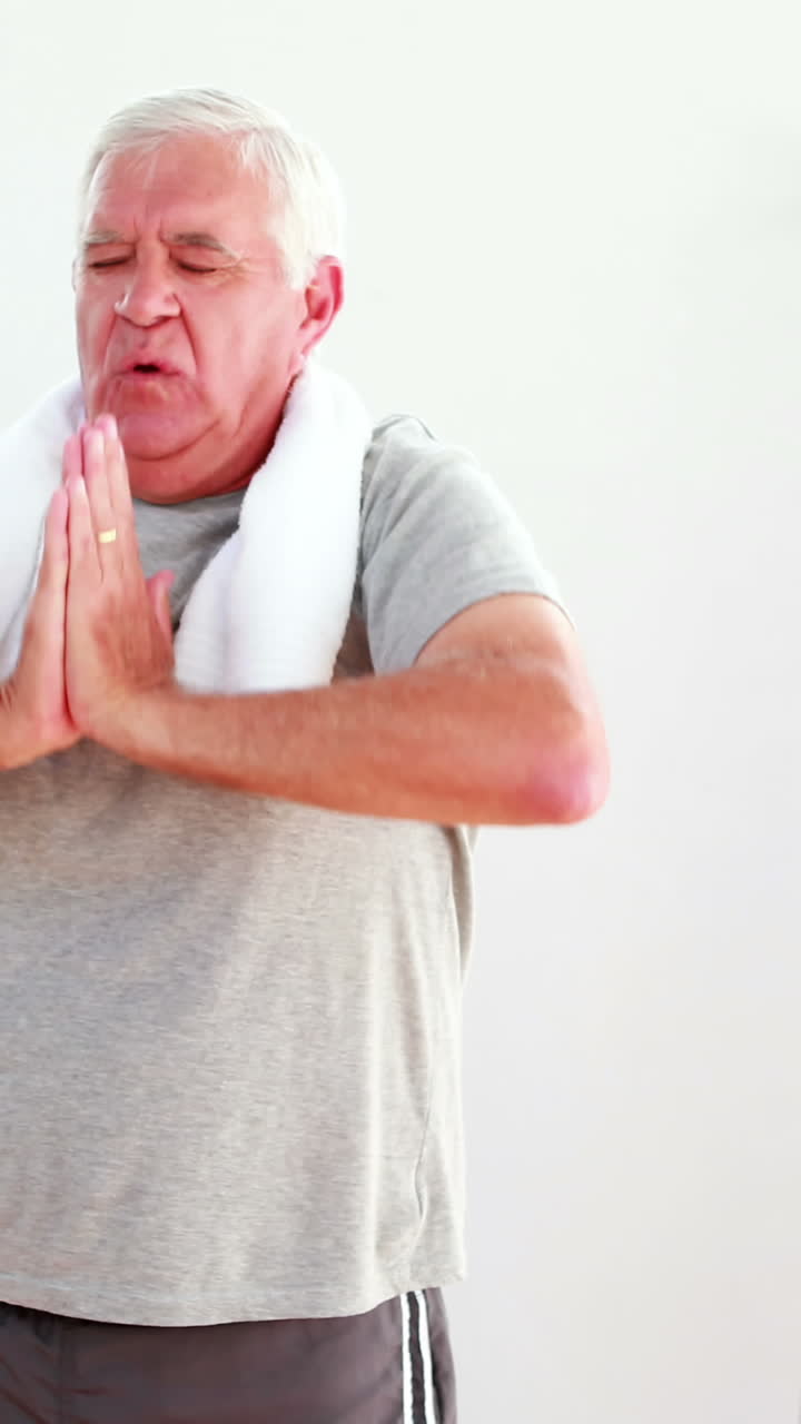 старший мужчина занимается йогой.