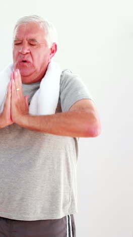 un hombre mayor haciendo yoga.