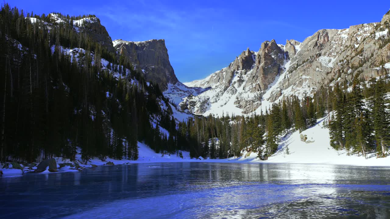 Dream Lake, Rocky Mountain National Park RMNP Colorado, solrik blå himmel, Hallett Peak, Flattop Mountains, Tyndallbreen, morgenlandskap, høyfjellsvinter, frossen is, Emerald Lake, Bear Lake sti.