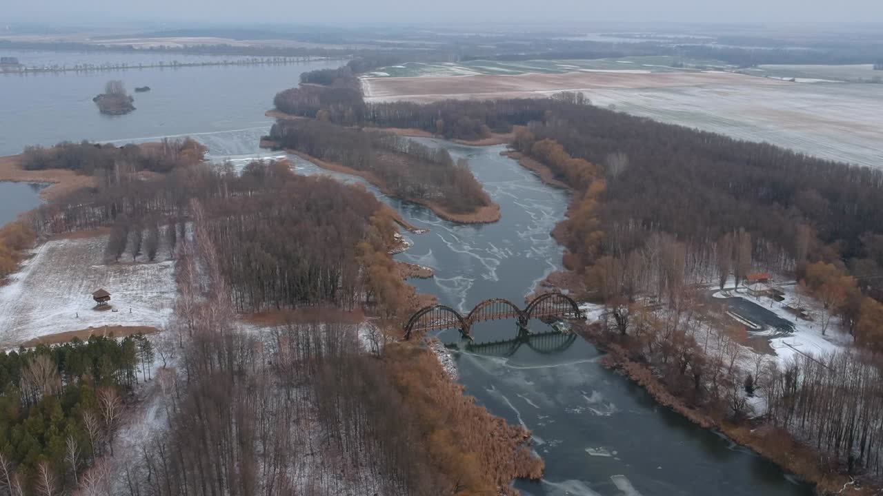imágenes de drones en el lago kis-balaton en invierno