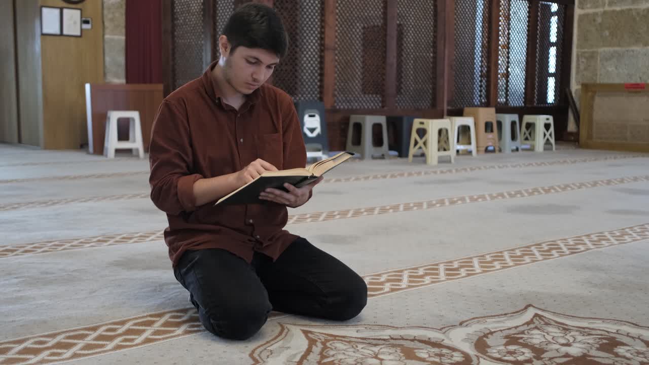 무슬림들은 꾸란을 읽습니다.