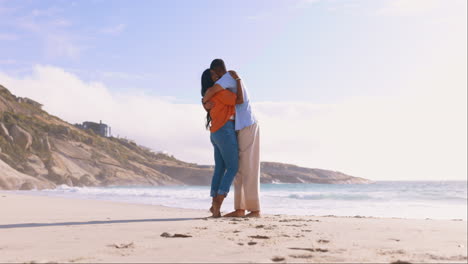 amor, feliz y pareja abrazándose en la playa