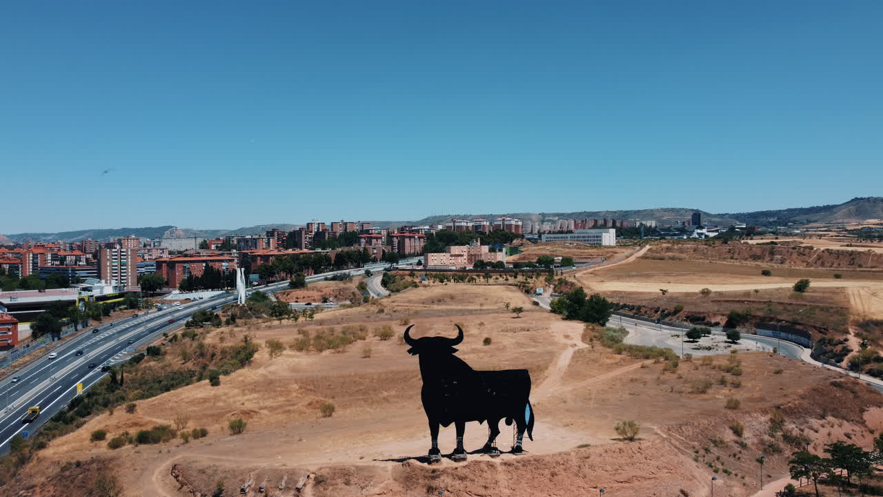 Vista aerea della statua del toro in una città spagnola