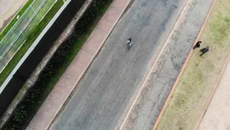 Weiße-Frau,-Die-Auf-Longboard-Die-Straße-Hinunter-In-Montevideo-Uruguay-Skatet