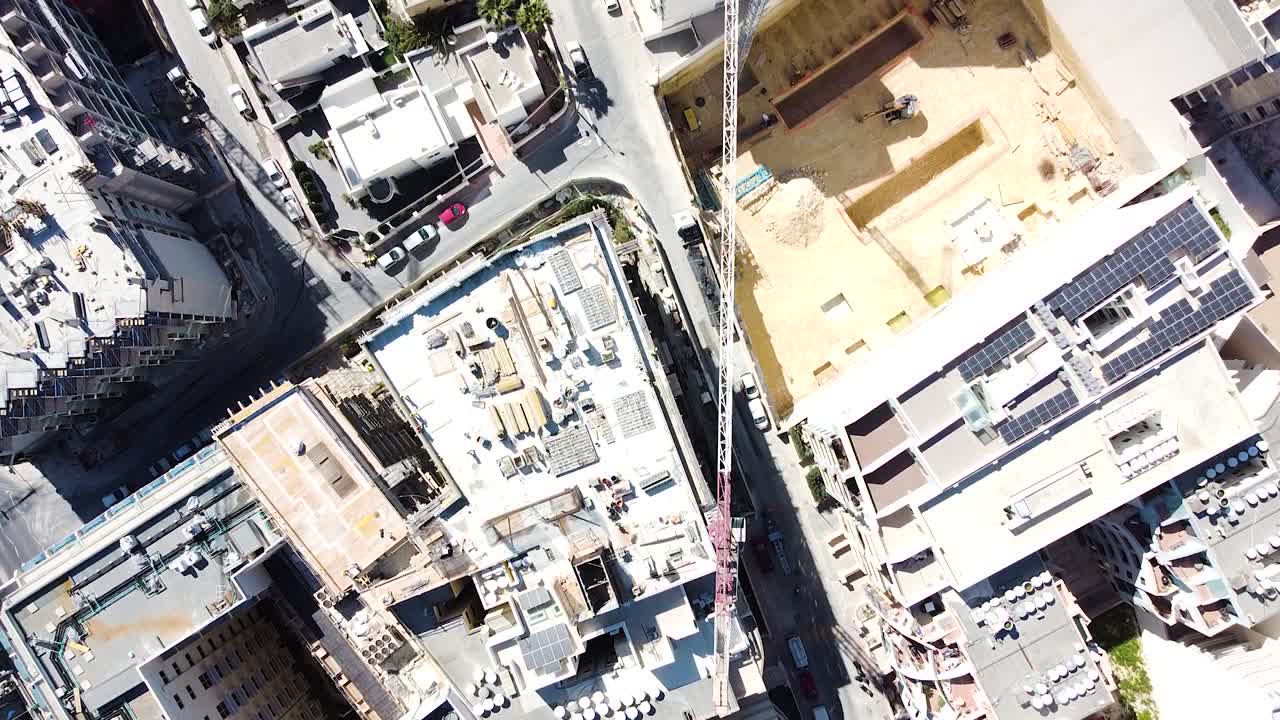 세인트의 좁은 거리 근처의 산업용 크레인 및 건물 기초