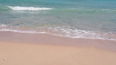 Cámara-Lenta-De-Olas-Que-Lamen-La-Orilla-De-Una-Playa-De-Arena-Dorada-En-La-India-Las-Islas-Andaman-Nicobar-Con-Agua-Turquesa