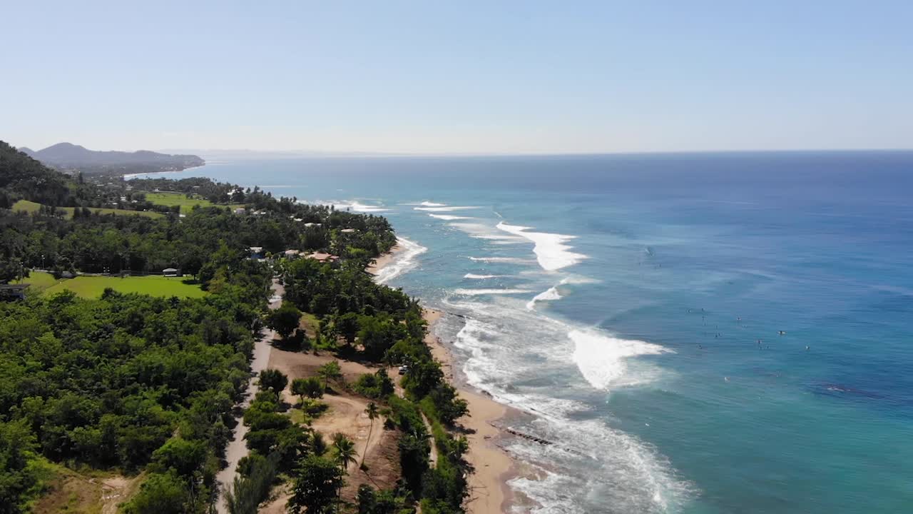 Riprese aeree al rallentatore di una spiaggia a Rincon
