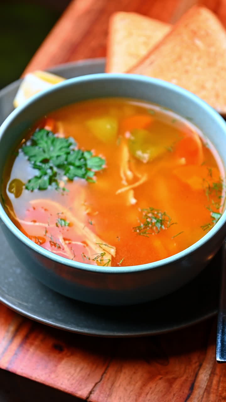 Zuppa fatta in casa di pollo e verdure. Zuppa fatta in casa di pollo e verdure con erbe aromatiche e colore intenso