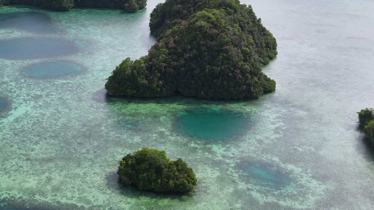 Droneopptak fra høy vinkel glir over tropiske kalksteinsøyer og turkise korallrev i Palau
