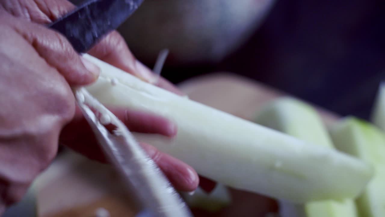 녹색 파파야 안의 사용 불가능한 부분을 잘라내는 것 - 녹색과 익은 노란색 유기농 신선한 파파야