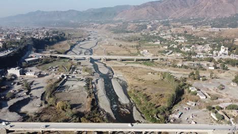 Transport-Und-Menschen-überqueren-Die-Hauptbrücke-Von-Havelian-In-Pakistan,-Die-Die-Stadt-Mit-Der-Stadt-Abbottabad-In-Der-Provinz-Khyber-Pakhtunkhwa-Verbindet