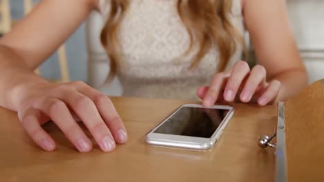 mujer usando teléfono móvil