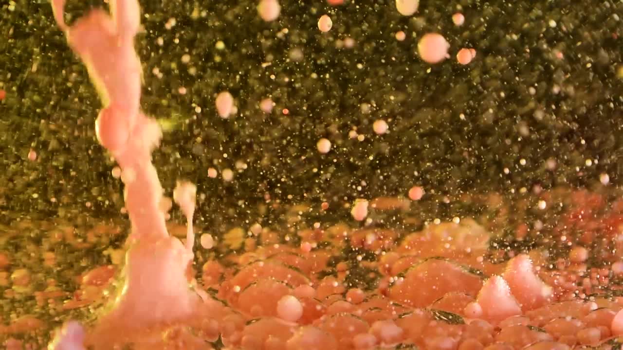 극도의 깊이 효과 60fps에서 전경의 화산 효과로 우주에서 움직이는 몽환적인 보케 컬러 오일 방울