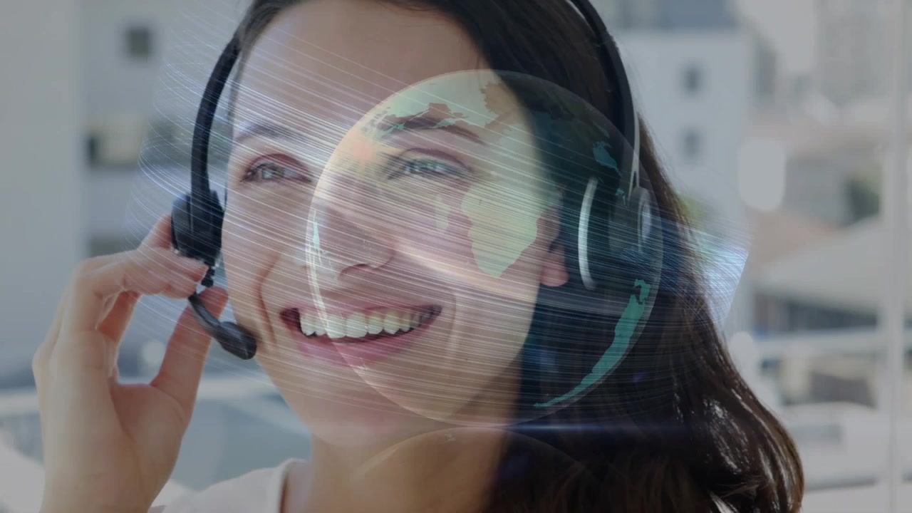 Animazione di una rete di connessioni con un globo su una donna d'affari caucasica che indossa un auricolare