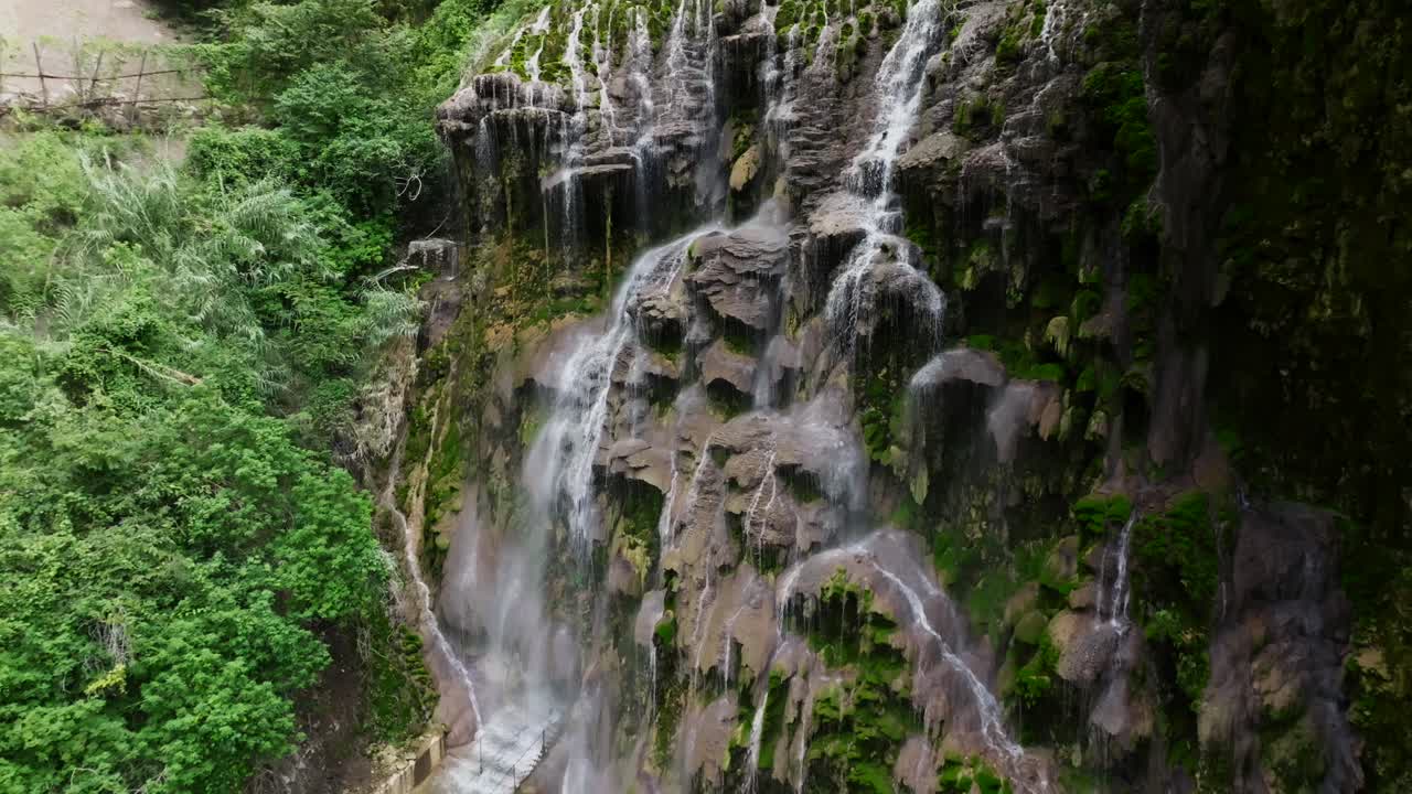 un drone en vuelo hacia la cascada de la gloria desde el complejo grutas de tolantongo en méxico