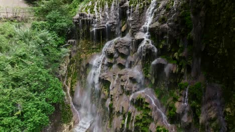 Dolly-Drone-En-Vuelo-Hacia-La-Cascada-De-La-Gloria-Desde-El-Resort-Grutas-De-Tolantongo-En-México