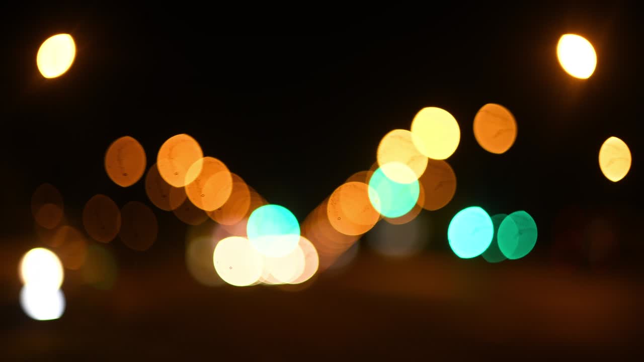 colorido tráfico nocturno bokeh como fondo abstracto