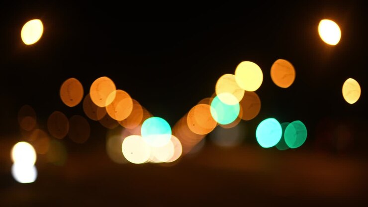 Bokeh colorato del traffico notturno come sfondo astratto
