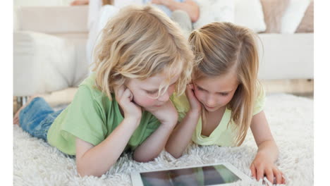 animación de un niño y una niña felices usando una tableta en casa