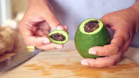 mujer cortando aguacate en la cocina