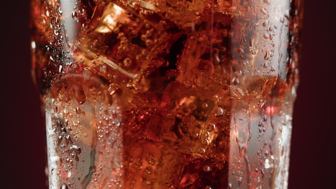 primer plano de un vaso de cola con hielo