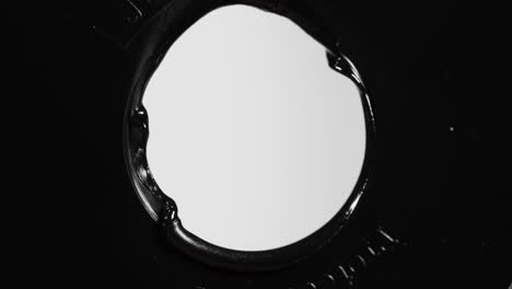 la quema de un disco compacto negro.