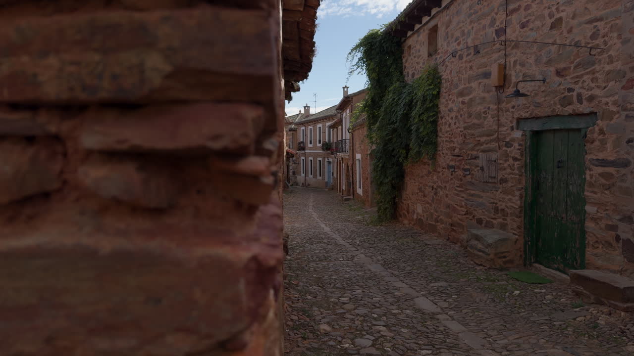 Incantevole strada acciottolata in un borgo storico spagnolo