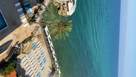panorámica de la piscina privada y los salones del complejo bourj al fidar en jbeil, líbano