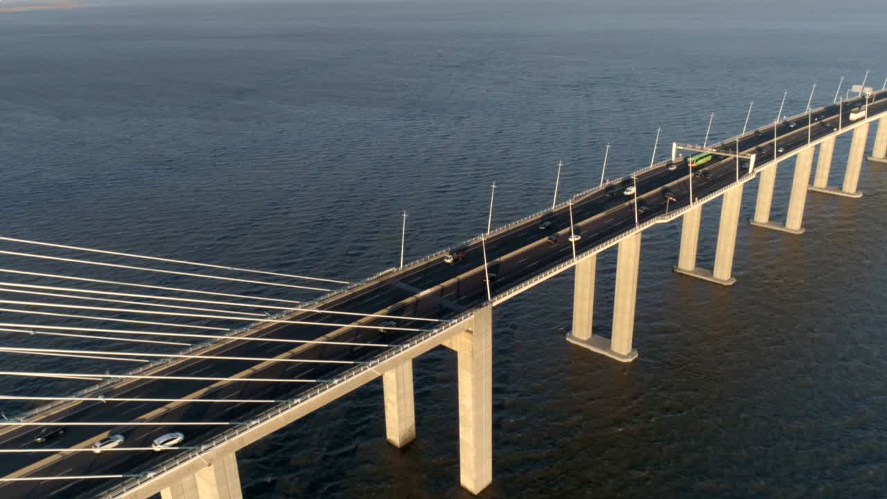 자동차가 지나가는 ponte vasco da gama 다리의 드론 영상